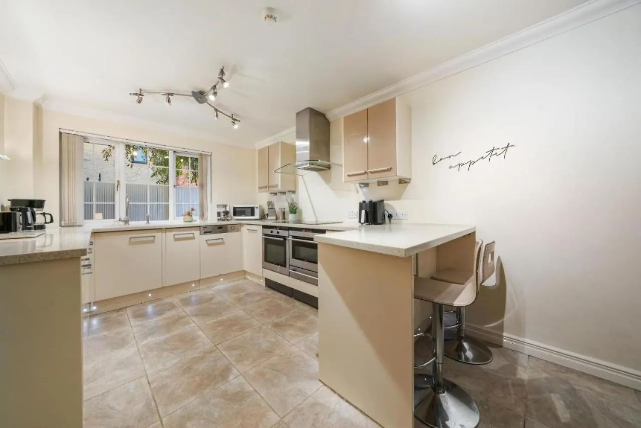 House With Parking Near London Bridge Villa