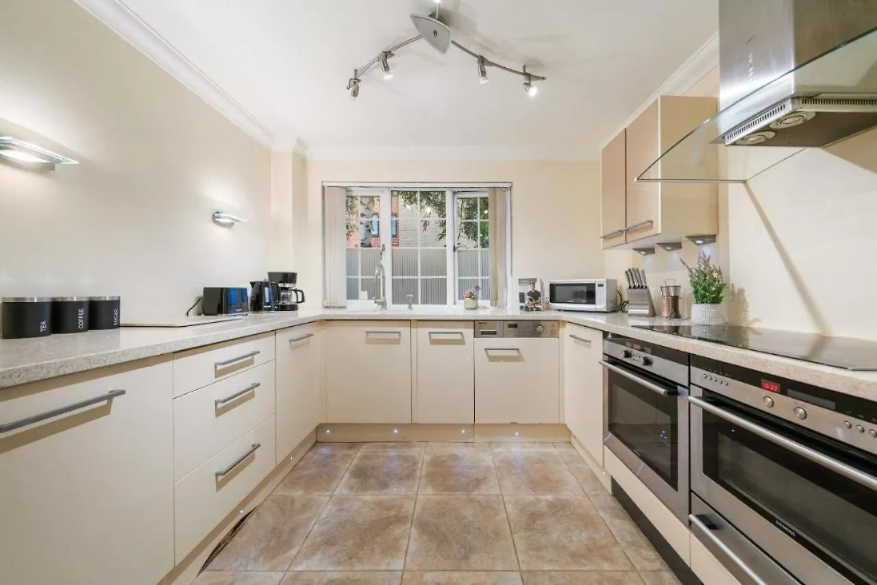 House With Parking Near London Bridge Villa 0*,  United Kingdom