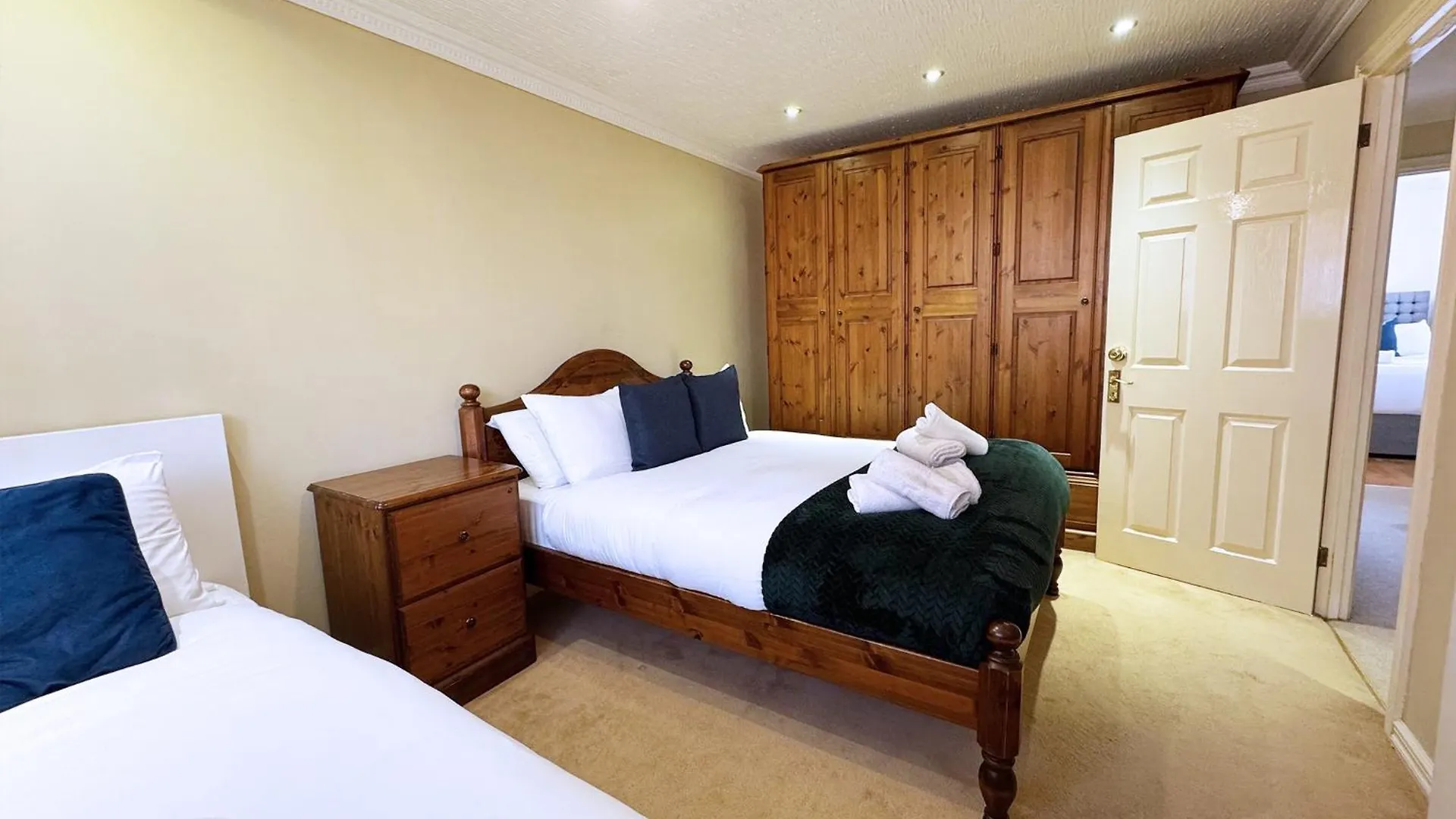 House With Parking Near London Bridge Villa