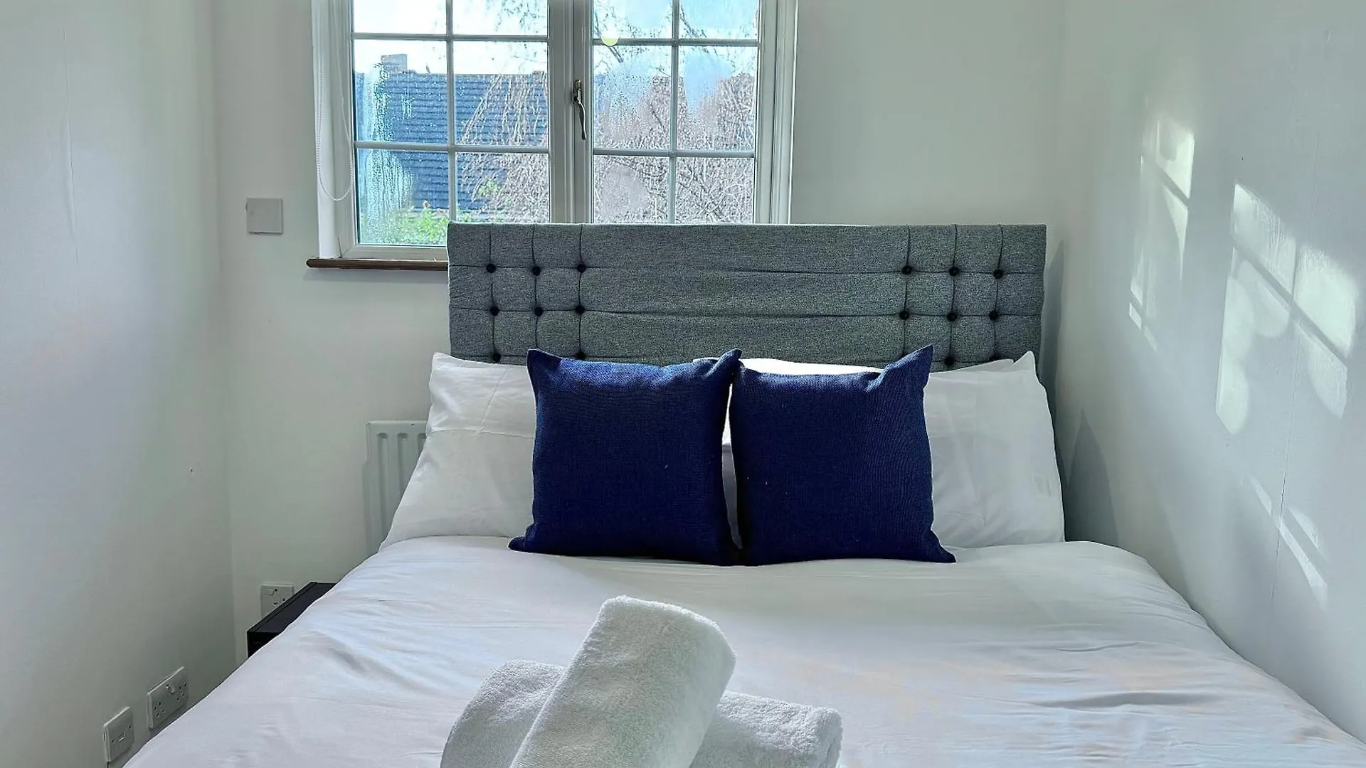 House With Parking Near London Bridge Villa