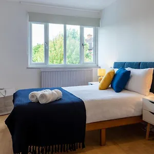 Bridge 3 Bedroom House With Reception Room, Office And Private Garden Holiday home